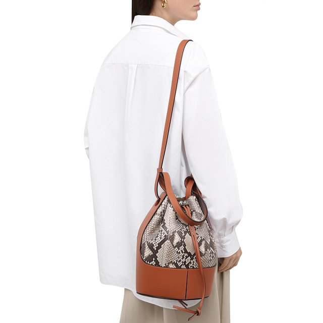 фото Сумка balloon из кожи питона loewe