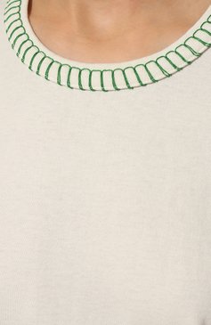 Женская хлопковая футболка BOTTEGA VENETA кремвого цвета, арт. 690713/V1P70 | Фото 5 (Принт: Без принта; Рукава: Короткие; Длина (для топов): Стандартные; Региональные ограничения белый список (Axapta Mercury): RU; Материал сплава: Проставлено; Материал внешний: Хлопок; Женское Кросс-КТ: Футболка-одежда; Драгоценные камни: Проставлено; Стили: Кэжуэл)