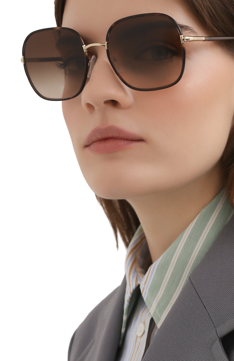 Женские солнцезащитные очки PRADA коричневого цвета, арт. 67XS-2AU6S1 | Фото 2 (Региональные ограничения белый список (Axapta Mercury): RU; Тип очков: С/з; Оптика Гендер: оптика-женское)
