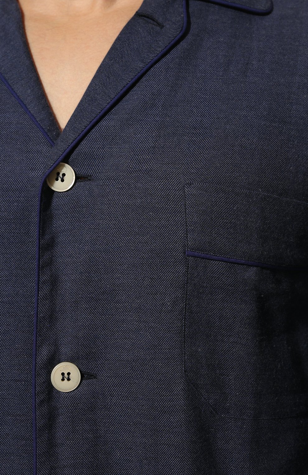 Мужская хлопковая пижама ROBERTO RICETTI темно-синего цвета, арт. PIGIAMA VENEZIA LUNG0/LX2711 | Фото 7 (Рукава: Длинные; Длина (брюки, джинсы): Стандартны е; Кросс-КТ: домашняя одежда; Длина (для топов): Стандартные; Материал внешний: Хлопок)