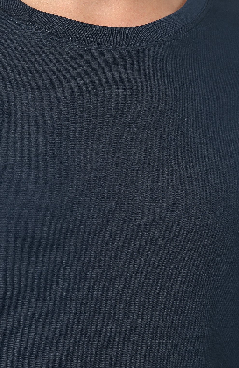 Мужская хлопковая футболка BOTTEGA VENETA синего цвета, арт. 575589/VKAB0 | Фото 5 (Принт: Без принта; Рукава: Короткие; Длина (для топов): Стандартные; Мужское Кросс-КТ: Футболка-одежда; Материал сплава: Проставлено, Проверено; Материал внешний: Хлопок; Статус проверки: Проверено, Проверена категория; Драгоценные камни: Проставлено; Рукава от горловины: Короткие; Стили: Кэжуэл)