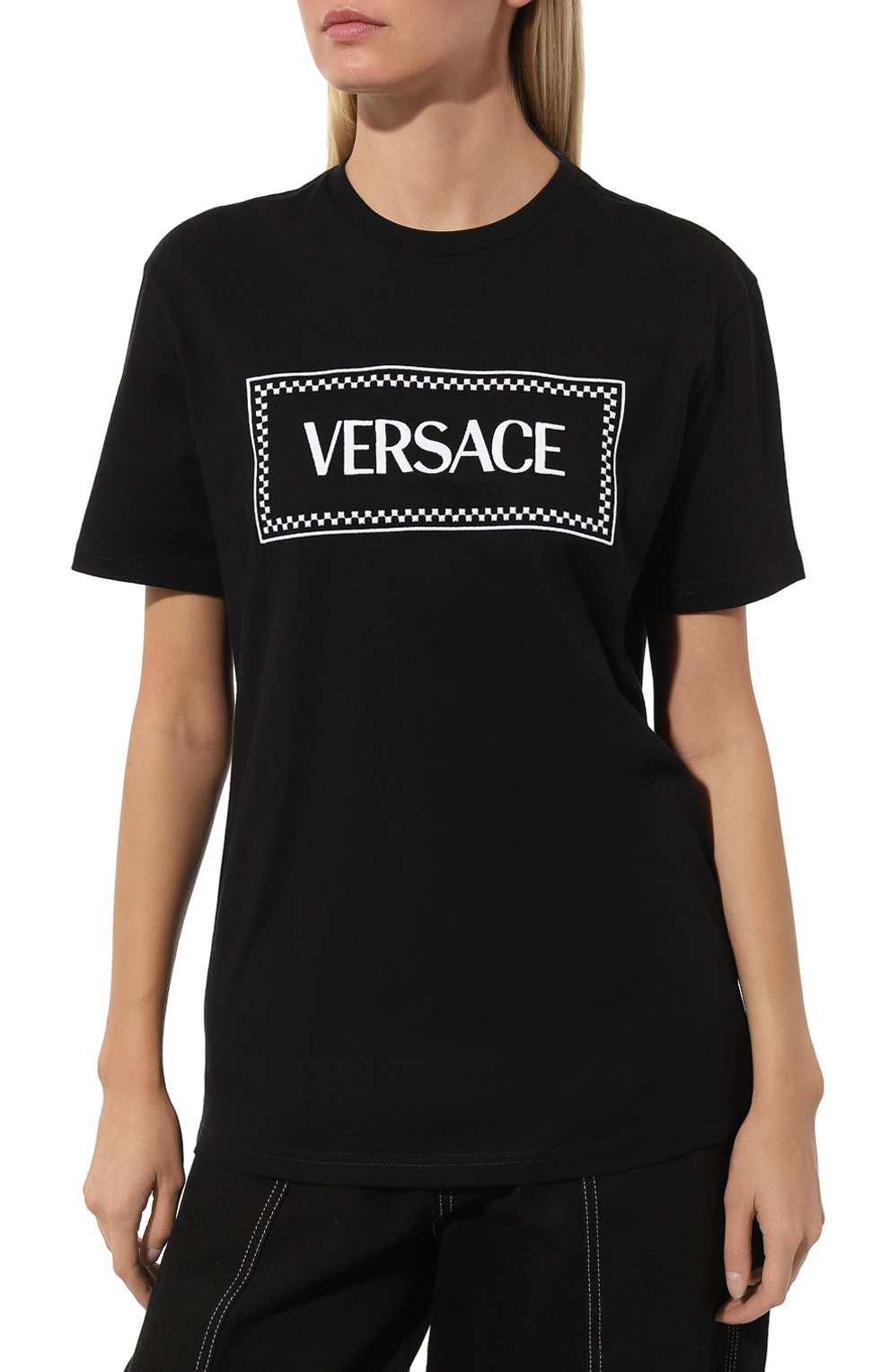 Женская хлопковая футболка VERSACE черного цвета, арт. 1011882/1A08573 | Фото 3 (Рукава: Короткие; Длина (для топов): Стандартные; Принт: С принтом; Материал сплава: Проставлено; Материал внешний: Хлопок; Стили: Спорт-шик; Женское Кросс-КТ: Футболка-одежда; Драгоценные камни: Проставлено)