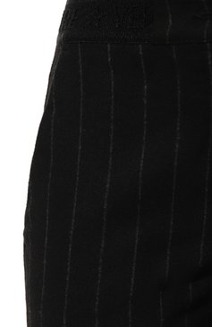 Женские брюки VERSACE JEANS COUTURE черного цвета, арт. 75HAA112/N0219 | Фото 5 (Материал внешний: Шерсть, Синтетический материал; Длина (брюки, джинсы): Стандартные; Женское Кросс-КТ: Брюки-одежда; Силуэт Ж (брюки и джинсы): Прямые; Материал сплава: Проставлено; Драгоценные камни: Проставлено; Стили: Кэжуэл)