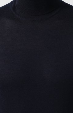 Мужской кашемировая водолазка PRADA синего цвета, арт. UMR185-1N2W-F0008 | Фото 5 (Материал внешний: Шерсть, Кашемир; Рукава: Длинные; Принт: Без принта; Длина (для то�пов): Стандартные; Материал сплава: Проставлено, Проверено; Мужское Кросс-КТ: Водолазка-одежда; Статус проверки: Проверено, Проверена категория; Драгоценные камни: Проставлено)
