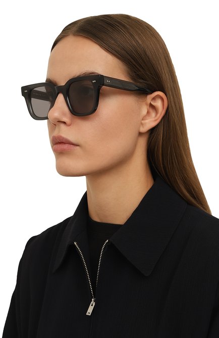 Женские солнцезащитные очки CHIMI темно-серого цвета, арт. 04 DARK GREY | Фото 2 (Тип очков: С/з; Оптика Гендер: оптика-женское; Очки форма: Квадратные)