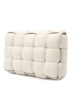 Женская сумка padded cassette BOTTEGA VENETA белого цвета, арт. 591970/VCQR1 | Фото 4 (Сумки-технические: Сумки через плечо; Размер: medium; Материал: Натуральная кожа; Региональные ограничения белый список (Axapta Mercury): RU; Ремень/цепочка: На ремешке)
