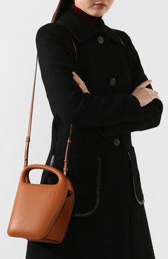 Женская сумка architects LOEWE светло-коричневого цвета, арт. 331.56.Z87 | Фото 5 (Сумки-технические: Сумки через плечо, Сумки top-handle; Материал: Натуральная кожа; Размер: mini; Ремень/цепочка: На ремешке)