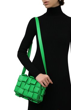 Женская сумка cassette BOTTEGA VENETA зеленого цвета, арт. 680698/V1G71 | Фото 2 (Сумки-технические: Сумки через плечо; Материал: Натуральная кожа; Ремень/цепочка: На ремешке; Размер: small)
