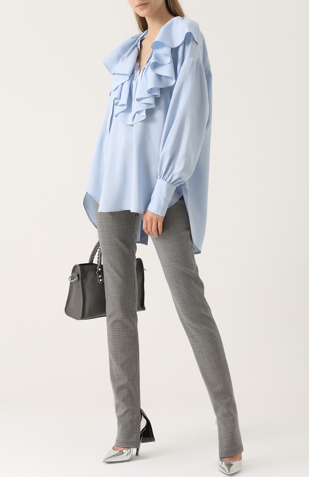 Женская шелковая блуза свободного кроя с оборками TOME голубого цвета, арт. TP17-3113 | Фото 2 (Рукава от горловины: Длинные; Материал внешний: Шелк; Рукава: Длинные; Принт: Без принта; Длина (для топов): Удлиненные; Женское Кросс-КТ: Блуза-одежда)