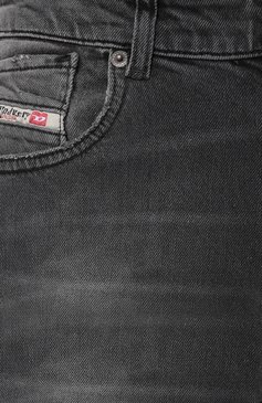 Женские джинсы DIESEL темно-серого цвета, арт. A06365/09G75 | Фото 5 (Длина (брюки, джинсы): Удлиненные; Кросс-КТ: Деним; Стили: Гранж; Материал сплава: Проставлено; Силуэт Ж (брюки и джинсы): Расклешенные; Материал внешний: Хлопок, Лиоцелл, Деним, Растительное волокно; Драгоценные камни: Проставлено)