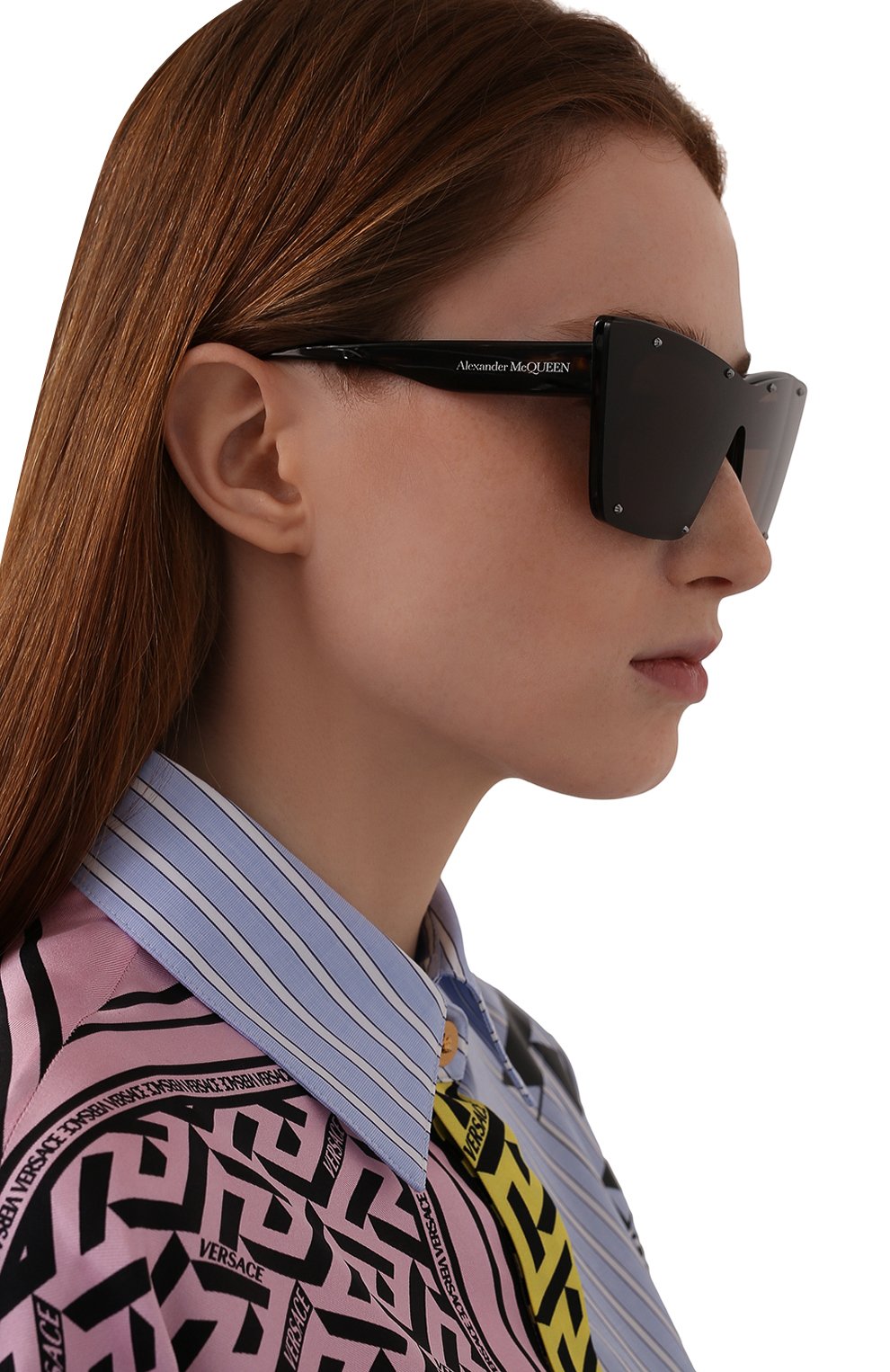 Женские солнцезащитные очки ALEXANDER MCQUEEN темно-коричневого цвета, арт. AM0361S 002 | Фото 2 (Тип очков:  С/з; Оптика Гендер: оптика-женское; Очки форма: Cat-eye)