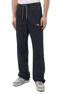 Мужские джинсовые брюки DIESEL синего цвета, арт. A03924/09C30 | Фото 3 (Силуэт М (брюки): Широкие; Кросс-КТ: Деним; Длина (брюки, джинсы): Стандартные; Случай: Повседневный; Региональные ограничения белый список (Axapta Mercury): Не проставлено; Материал сплава: Проставлено; Материал внешний: Хлопок, Деним; Стили: Спорт-шик; Драгоценные камни: Проставлено)