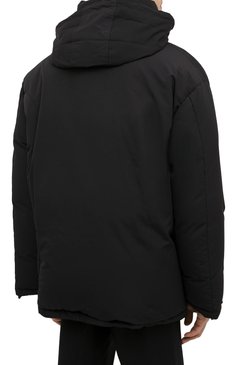 Мужская пуховик VALENTINO черного цвета, арт. UV0CNB156TF | Фото 7 (Кросс-КТ: Куртка, Пуховик; Мужское Кросс-КТ: пуховик-короткий, Пуховик-верхняя одежда, Верхняя одежда; Рукава: Длинные; Длина (верхняя одежда): До середины бедра; Материал внешний: Синтетический материал; Материал подклада: Синтетический материал; Материал утеплителя: Пух и перо; Стили: Кэжуэл)