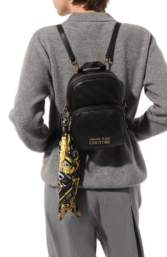 Женский рюкзак VERSACE JEANS COUTURE черного цвета, арт. 74VA4BAG/ZS409 | Фото 2 (Материал сплава: Проставлено; Размер: mini; Ремень/цепочка: На ремешке; Драгоценные камни: Проставлено; Стили: Кэжуэл)