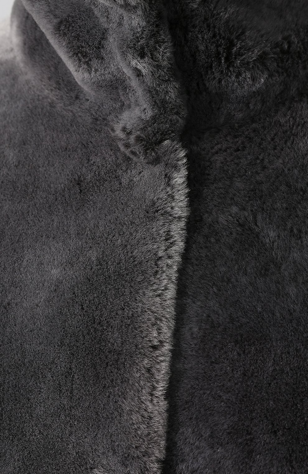 Женская двусторонняя дубленка GIORGIO ARMANI серого цвета, арт. 4AL03P/4AP16 | Фото 5 (Женское Кросс-КТ: Мех; Рукава: Длинные; Материал внешний: Натуральный мех; Длина (верхняя одежда): До колена, До середины бедра)