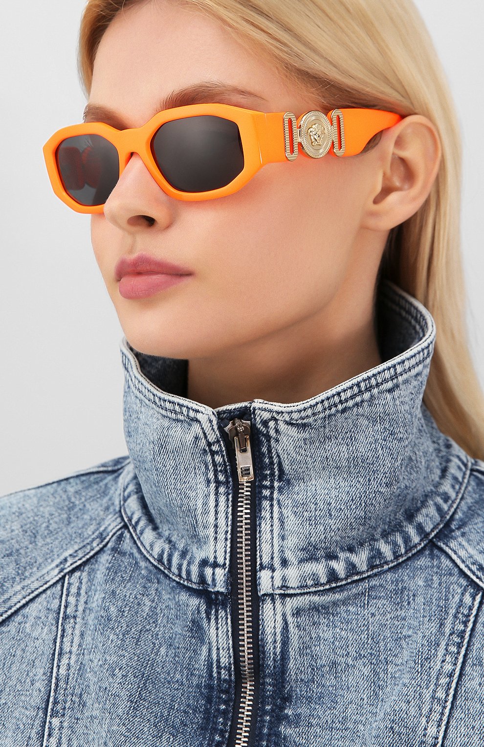 Женские солнцезащитные очки VERSACE оранжевого цвета, арт. 4361-532087 | Фото 2 (Кросс-КТ: С/з-унисекс; Региональные ограничения белый список (Axapta Mercury): RU; Тип очков: С/з; Оптика Гендер: оптика-унисекс; Очки форма: Прямоугольные)