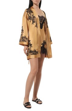 Женский шелковый халат MARJOLAINE золотого цвета, арт. 4PER2002 | Фото 2 (Материал внешний: Шелк; Материал сплава: Проставлено; Нос: Не проставлено)