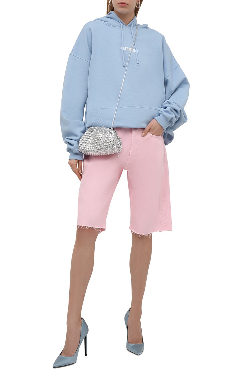 Женские джинсовые шорты VETEMENTS розового цвета, арт. UE52PA440P 2804/W | Фото 2 (Женское Кросс-КТ: Шорты-одежда; Кросс-КТ: Деним; Стили: Гранж; Материал внешний: Хлопок; Длина Ж (юбки, платья, шорты): Миди)