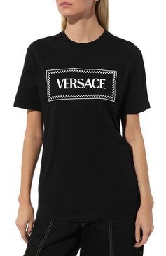 Женская хлопковая футболка VERSACE черного цвета, арт. 1011882/1A08573 | Фото 3 (Рукава: Короткие; Длина (для топов): Стандартные; Принт: С принтом; Материал сплава: Проставлено; Материал внешний: Хлопок; Стили: Спорт-шик; Женское Кросс-КТ: Футболка-одежда; Драгоценные камни: Проставлено)