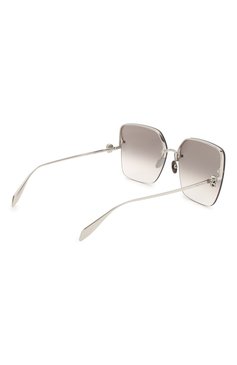 Женские солнцезащитные очки ALEXANDER MCQUEEN светло-серого цвета, арт. AM0271S 001 | Фото 4 (Региональные ограничения белый список (Axapta Mercury): RU; Тип очков: С/з; Очки форма: Квадратные)