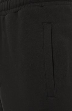 Мужские хлопковые джоггеры HINNOMINATE черного цвета, арт. HUS3/HNM182 | Фото 5 (Длина (брюки, джинсы): Стандартные; Материал сплава: Проставлено; Материал внешний: Хлопок; Стили: Спорт-шик; Драгоценные камни: Проставлено; Силуэт М (брюки): Джоггеры)