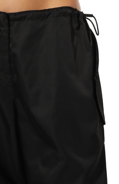 Женские брюки HUGO черного цвета, арт. 50493341 | Фото 5 (Длина (брюки, джинсы): Стандартные; Женское Кросс-КТ: Брюки-одежда, Джоггеры - брюки; Силуэт Ж (брюки и джинсы): Джоггеры; Материал внешний: Синтетический материал; Материал сплава: Проставлено; Драгоценные камни: Проставлено)