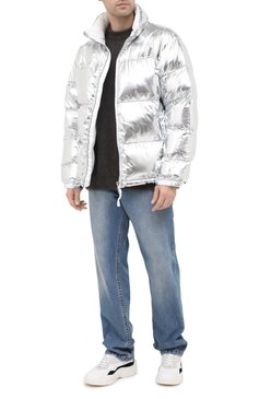 Мужская утепленная куртка VETEMENTS серебряного цвета, арт. UAH21JA924 1303/M | Фото 3 (Кросс-КТ: Куртка; Рукава: Длинные; Материал внешний: Синтетический материал; Мужское Кросс-КТ: утепленные куртки, Верхняя одежда; Материал сплава: Проста�влено; Материал подклада: Синтетический материал; Драгоценные камни: Проставлено; Длина (верхняя одежда): Короткие; Стили: Кэжуэл)
