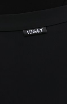 Женские шорты VERSACE черного цвета, арт. A88980/A101049 | Фото 5 (Женское Кросс-КТ: Шорты-одежда; Длина Ж (юбки, платья, шорты): Мини; Материал внешний: Синтетический материал; Региональные ограничения белый список (Axapta Mercury): RU; Стили: Спорт-шик)