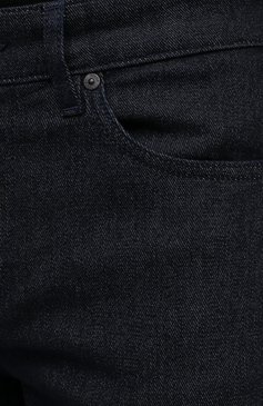 Мужские джинсы BOSS темно-синего цвета, арт. 50437948 | Фото 5 (Силуэт М (брюки): Прямые; Кросс-КТ: Деним; Длина (брюки, джинсы): Стандартные; Материал внешний: Хлопок; Стили: Кэжуэл)