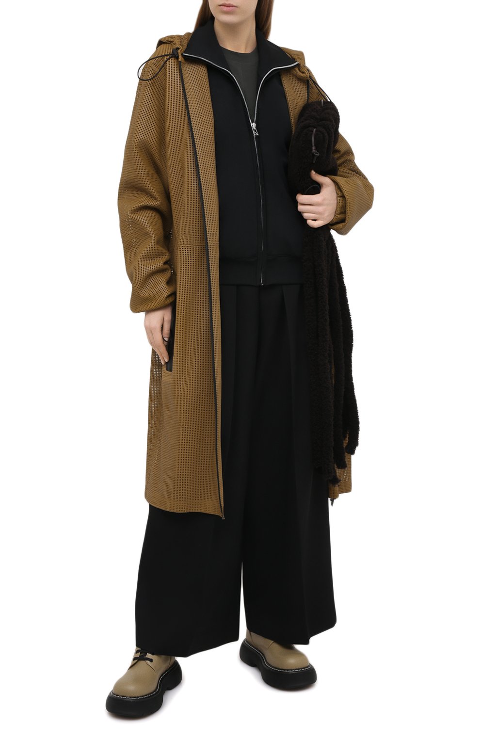 Женский кожаный плащ BOTTEGA VENETA хаки цвета, арт. 652796/V0IT0 | Фото 2 (Рукава: Длинные; Региональные ограничения белый список (Axapta Mercury): RU; Материал сплава: Проставлено; Стили: Классический; Длина (верхняя одежда): Длинные; Материал внешний: Натуральная кожа; Драгоценные камни: Проставлено; Женское Кросс-КТ: Замша и кожа)