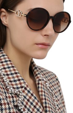 Женские солнцезащитные очки VALENTINO коричневого цвета, арт. 4075-500213 | Фото 2 (Тип очков: С/з; Оптика Гендер: оптика-женское; Очки форма: Круглые)