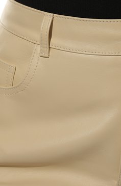 Женские кожаные брюки SAINT LAURENT кремвого цвета, арт. 667596/1Y800 | Фото 5 (Длина (брюки, джинсы): Удлиненные; Стили: Гламурный; Женское Кросс-КТ: Брюки-одежда; Материал сплава: Проставлено; Материал подклада: Натуральная кожа; Материал внешний: �Натуральная кожа; Драгоценные камни: Проставлено; Силуэт Ж (брюки и джинсы): Узкие)