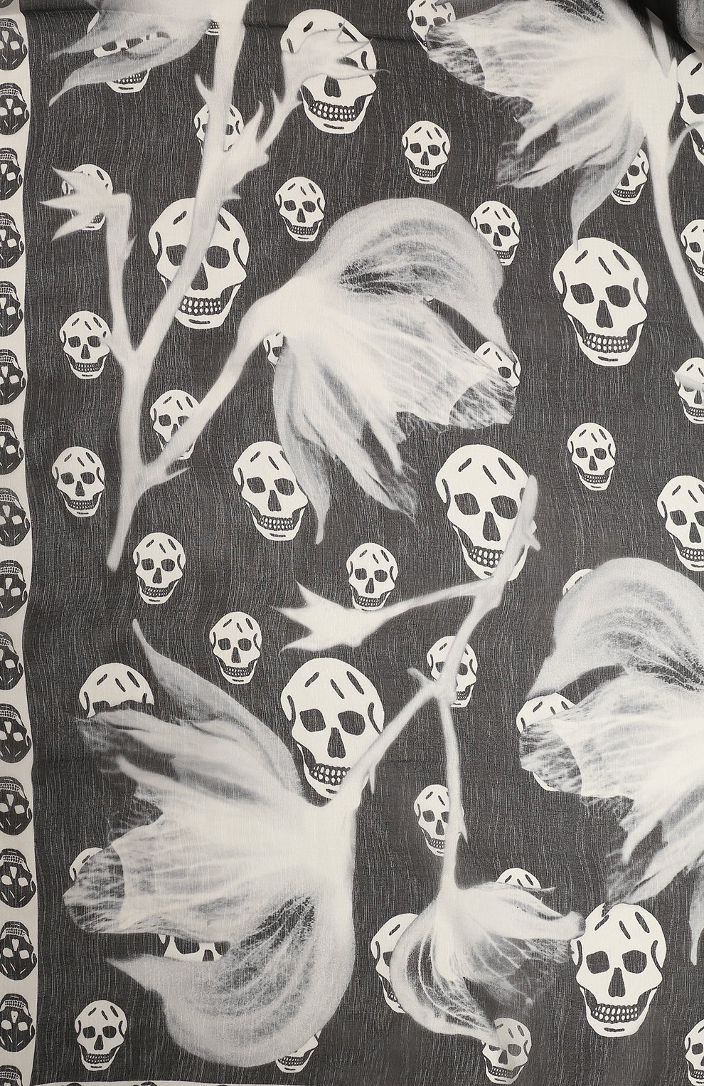 Женский шарф ALEXANDER MCQUEEN черно-белого цвета, арт. 710112/3052Q1078 | Фото 4 (Материал: Текстиль; Материал сплава: Проставлено; Нос: Не проставлено)