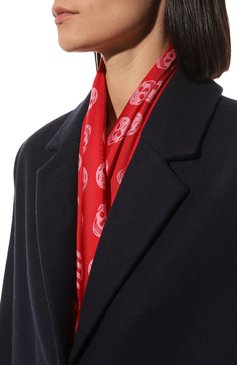 Женский шелковый платок ALEXANDER MCQUEEN красного цвета, арт. 590929/3001Q6272 | Фото 2 (Материал: Текстиль, Шелк; Материал сплава: Проставлено; Нос: Не проставлено)
