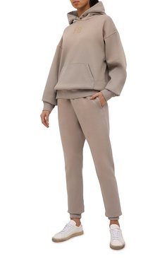 Женские хлопковые джоггеры FEAR OF GOD бежевого цвета, арт. FG40-007FLC/W | Фото 2 (Длина (брюки, джинсы): Стандартные; Региональные ограничения белый список (Axapta Mercury): Не проставлено; Силуэт Ж (брюки и джинсы): Джоггеры; Женское Кросс-КТ: Джоггеры - брюки; Материал сплава: Проставлено; Материал внешний: Хлопок; Стили: Спорт-шик; Драгоценные камни: Проставлено)
