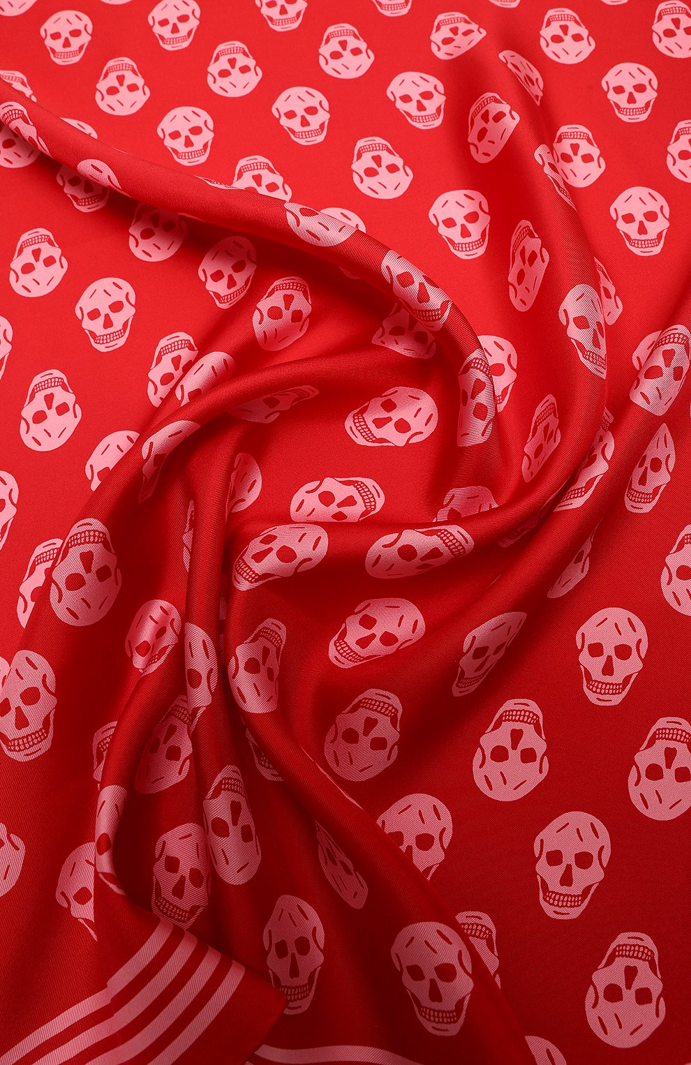 Женский шелковый платок ALEXANDER MCQUEEN красного цвета, арт. 590929/3001Q6272 | Фото 4 (Материал: Текстиль, Шелк; Материал сплава: Проставлено; Нос: Не проставлено)