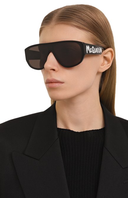 Женские солнцезащитные очки ALEXANDER MCQUEEN черного цвета, арт. AM0386S 001 | Фото 2 (Тип очков: С/з; Кросс-КТ: С/з-унисекс; Оптика Гендер: оптика-унисекс; Очки форма: Маска)