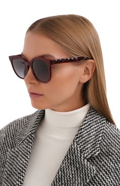 Женские солнцезащитные очки VALENTINO бордового цвета, арт. 4083-51398G | Фото 2 (Материал: Пластик; Тип очков: С/з; Очки форма: Круглые)