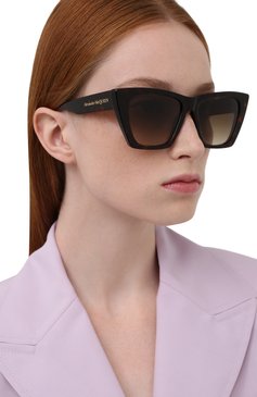 Женские солнцезащитные очки ALEXANDER MCQUEEN коричневого цвета, арт. AM0299S 002 | Фото 2 (Региональные ограничения белый список (Axapta Mercury): RU; Тип очков: С/з; Оптика Гендер: оптика-женское; Очки форма: Cat-eye)