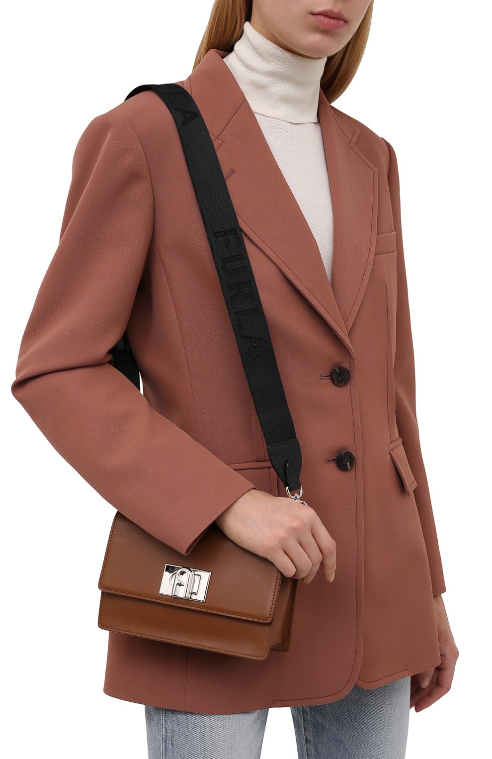 Женская сумка furla 1927 soft mini FURLA коричневого цвета, арт. WB00339/AX0748 | Фото 2 (Сумки-технические: Сумки через плечо; Материал: Натуральная кожа; Размер: mini; Ремень/цепочка: На ремешке)