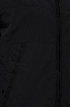 Мужская утепленная куртка C.P. COMPANY темно-синего цвета, арт. 14CM0W088A-006124G | Фото 5 (Кросс-КТ: Куртка; Рукава: Длинные; Материал внешний: Синтетический материал; Мужское Кросс-КТ: утепленные куртки; Материал сплава: Проставлено; Материал подклада: Синтетический материал; Драгоценные камни: Проставлено; Длина (верхняя одежда): Короткие; Стили: Кэжуэл)