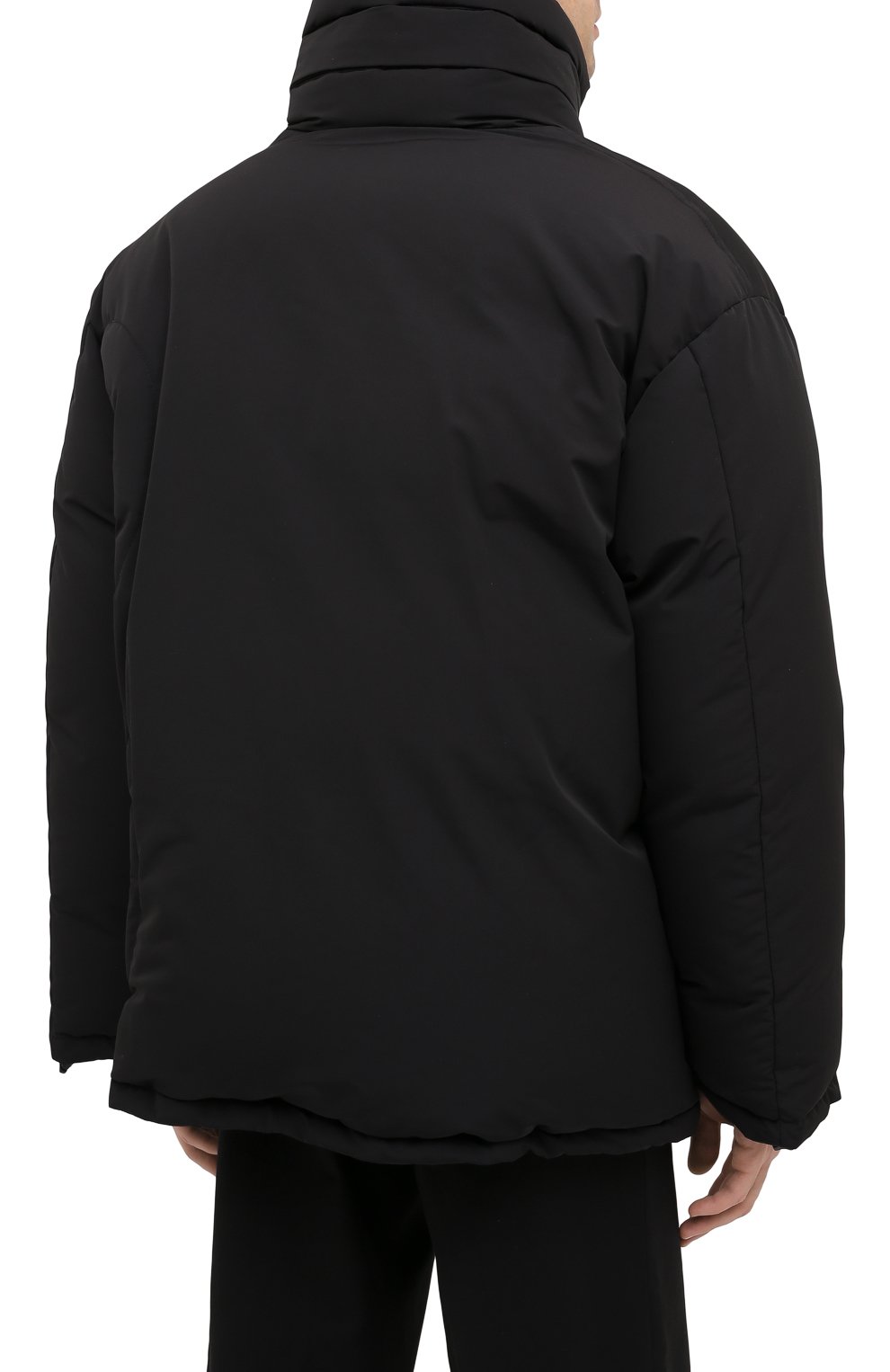 Мужская пуховик VALENTINO черного цвета, арт. UV0CNB156TF | Фото 5 (Кросс-КТ: Куртка, Пуховик; Мужское Кросс-КТ: пуховик-короткий, Пуховик-верхняя одежда, Верхняя одежда; Рукава: Длинные; Длина (верхняя одежда): До середины бедра; Материал внешний: Синтетический материал; Материал подклада: Синтетический материал; Материал утеплителя: Пух и перо; Стили: Кэжуэл)