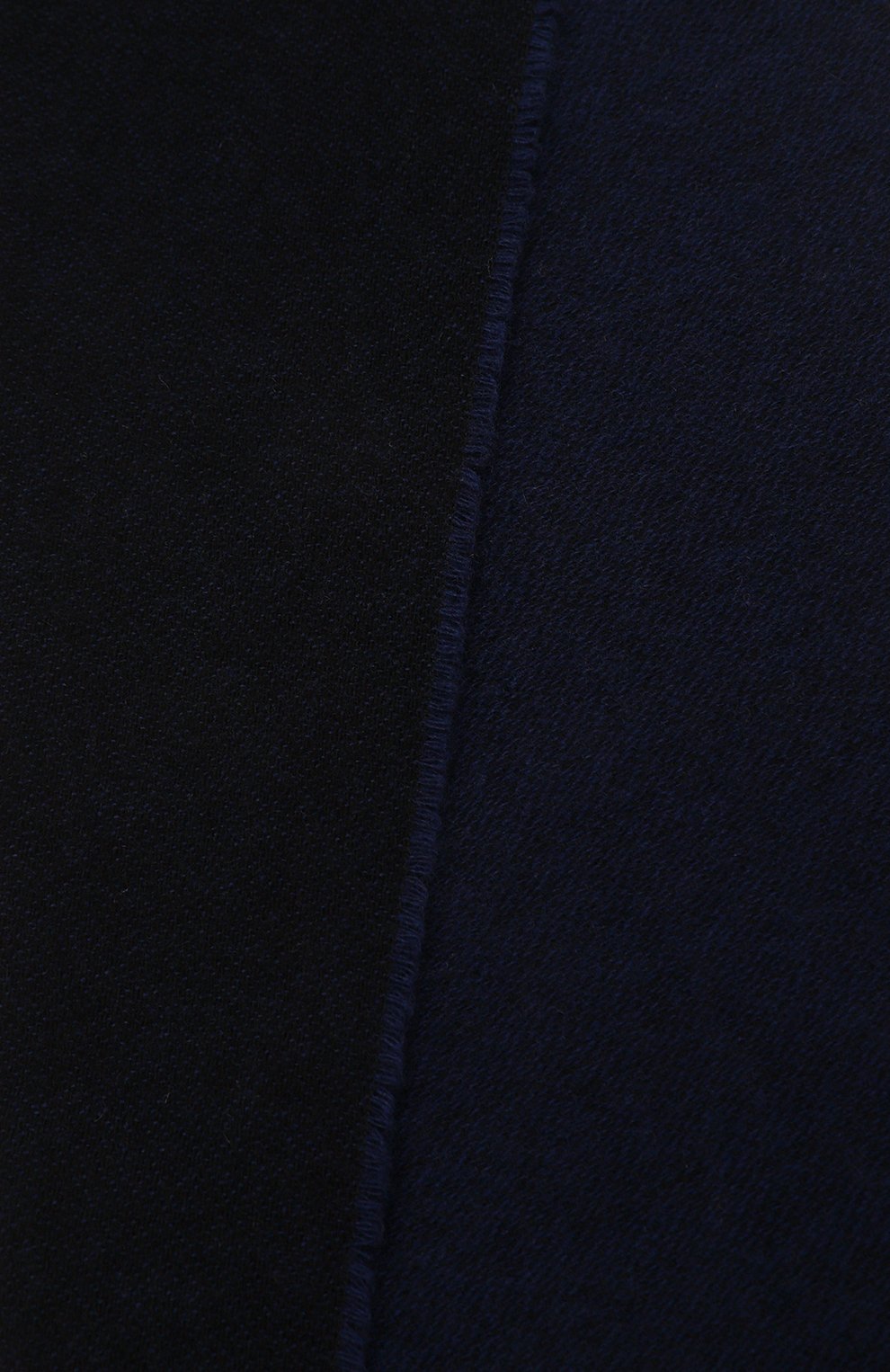 Детский шерстяной шарф EMPORIO ARMANI темно-синего цвета, арт. 394639/3F469 | Фото 2 (Материал: Текстиль, Шерсть; Материал сплава: Проставлено; Нос: Не проставлено)