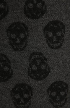 Мужской шерстяной шарф ALEXANDER MCQUEEN темно-серого цвета, арт. 624425/4200Q | Фото 2 (Мужское Кросс-КТ: Шарфы - с бахромой; Материал: Текстиль, Шерсть; Кросс-КТ: шерсть)