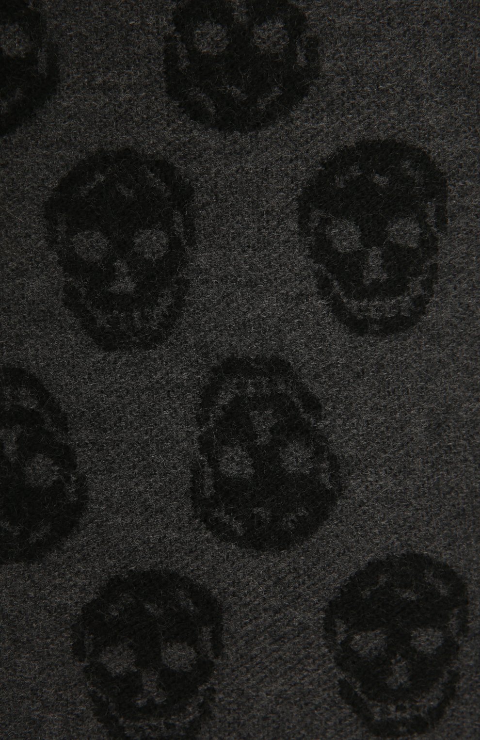 Мужской шерстяной шарф ALEXANDER MCQUEEN темно-серого цвета, арт. 624425/4200Q | Фото 2 (Мужское Кросс-КТ: Шарфы - с бахромой; Материал: Текстиль, Шерсть; Кросс-КТ: шерсть)