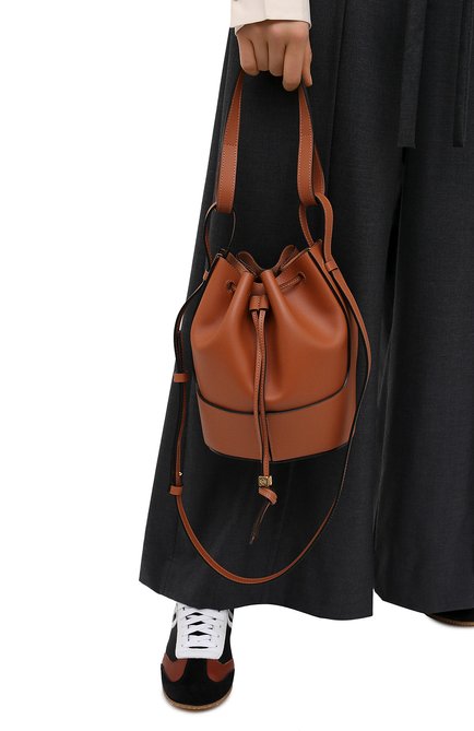 Женская сумка balloon LOEWE светло-коричневого цвета, арт. A710C31X31 | Фото 2 (Сумки-технические: Сумки top-handle, Сумки через плечо; Размер: small; Материал: Натуральная кожа; Ремень/цепочка: На ремешке)