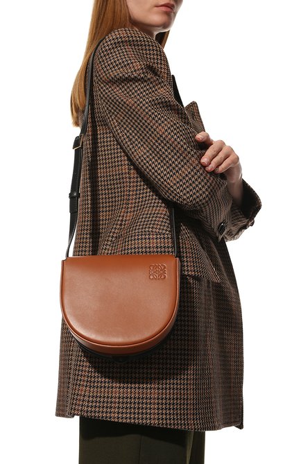 Женская сумка heel LOEWE коричневого цвета, арт. A894A01X02 | Фото 2 (Материал: Натуральная кожа; Сумки-технические: Сумки через плечо; Ремень/цепочка: На ремешке; Размер: mini)