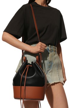 Женская сумка balloon LOEWE черного цвета, арт. 326.76AC30 | Фото 2 (Сумки-технические: Сумки через плечо, Сумки top-handle; Размер: medium; Материал: Натуральная кожа; Ремень/цепочка: На ремешке)