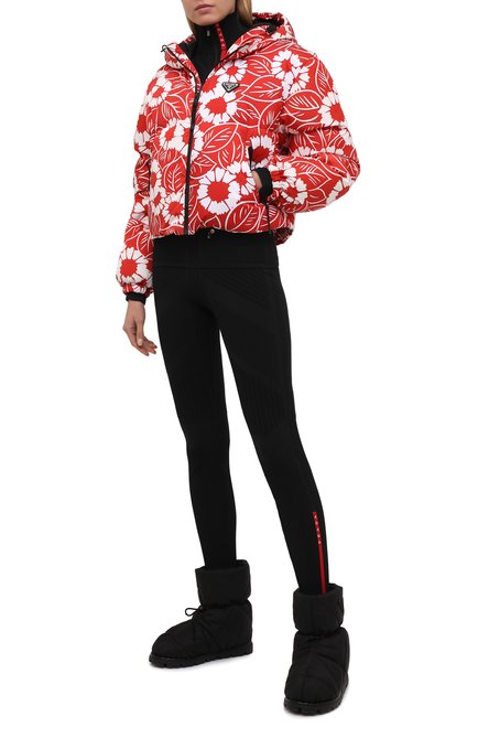 Женская утепленная куртка PRADA красного цвета, арт. 29M698-10UU-F0976-212 | Фото 2 (Материал внешний: Синтетический материал; Кросс-КТ: Куртка, лыжи, Утепленный; Рукава: Длинные; Длина (верхняя одежда): Короткие; Стили: Спорт-шик)