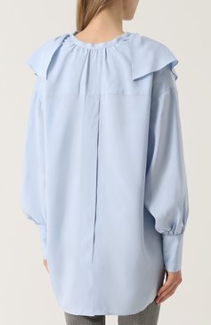 Женская шелковая блуза свободного кроя с оборками TOME голубого цвета, арт. TP17-3113 | Фото 4 (Рукава от горловины: Длинные; Материал внешний: Шелк; Рукава: Длинные; Принт: Без принта; Длина (для топов): Удлиненные; Женское Кросс-КТ: Блуза-одежда)